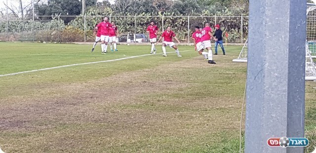 שחקני נחלת יהודה חוגגים את השער הראשון (ניסים קמחי)